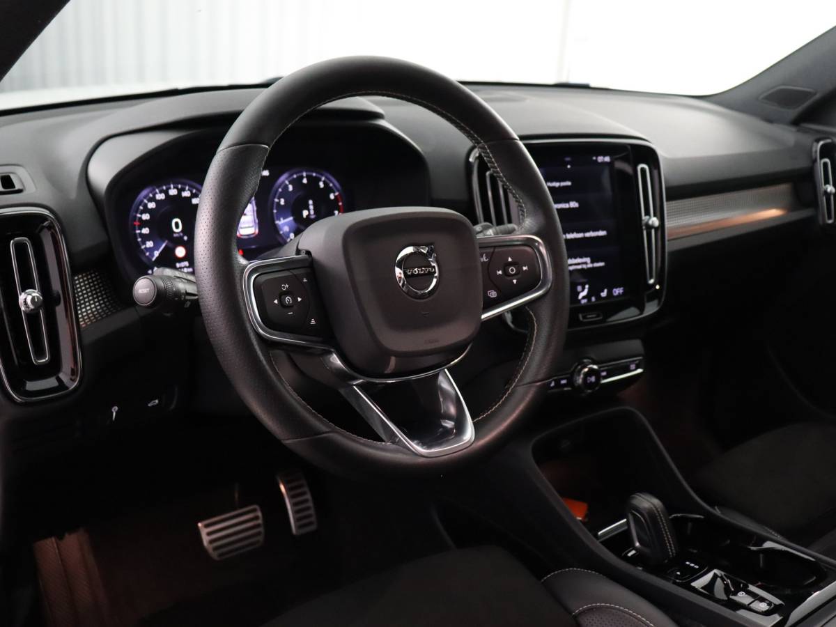 Volvo XC40 Volvo XC40 1.5 T2 R-Design (NL-Auto / Pano / Elek. trekhaak / 360 Camera / H&K / Navi / ACC)