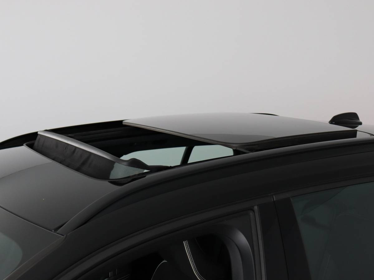 Volvo XC40 Volvo XC40 1.5 T2 R-Design (NL-Auto / Pano / Elek. trekhaak / 360 Camera / H&K / Navi / ACC)