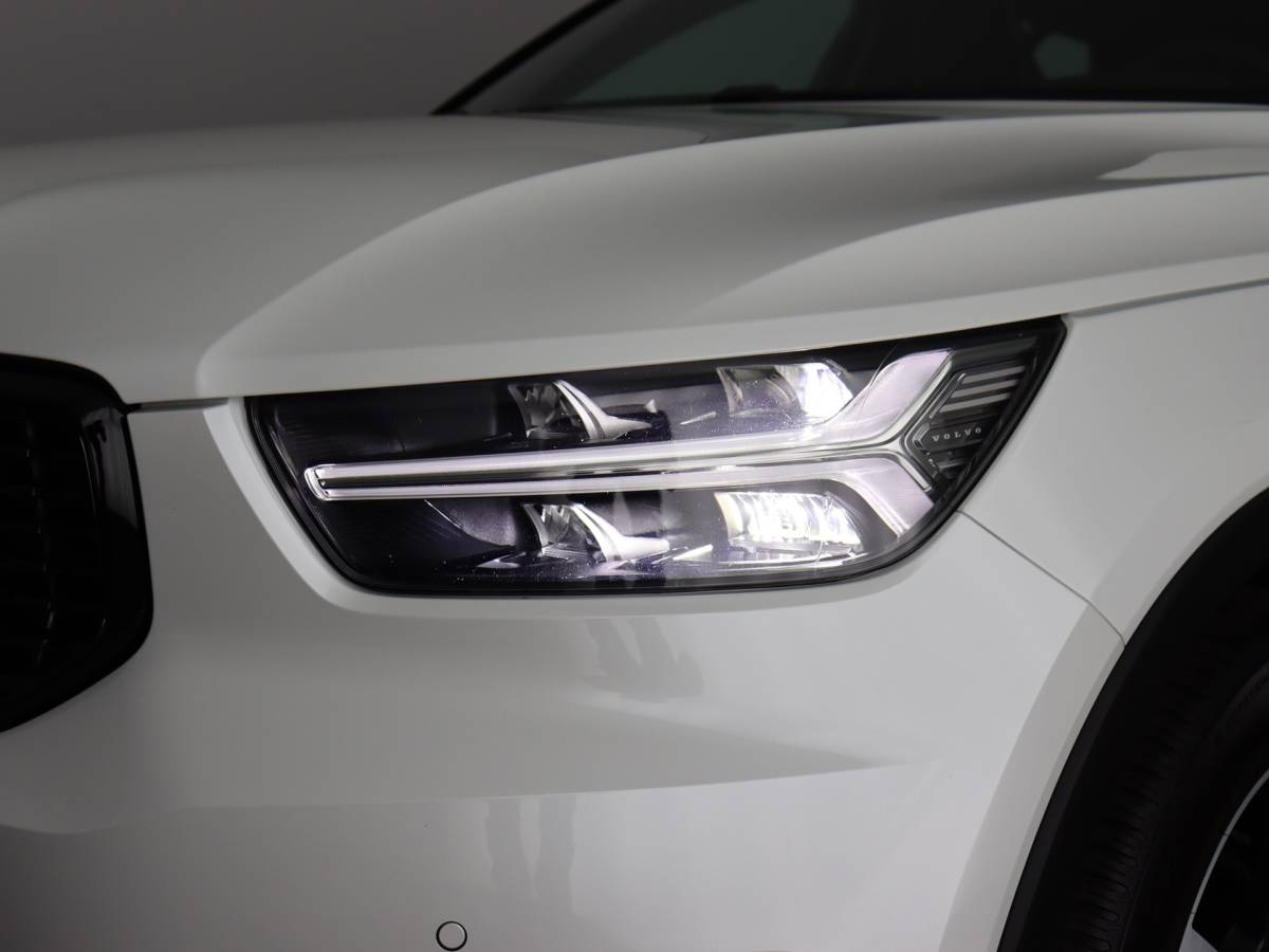 Volvo XC40 Volvo XC40 1.5 T2 R-Design (NL-Auto / Pano / Elek. trekhaak / 360 Camera / H&K / Navi / ACC)