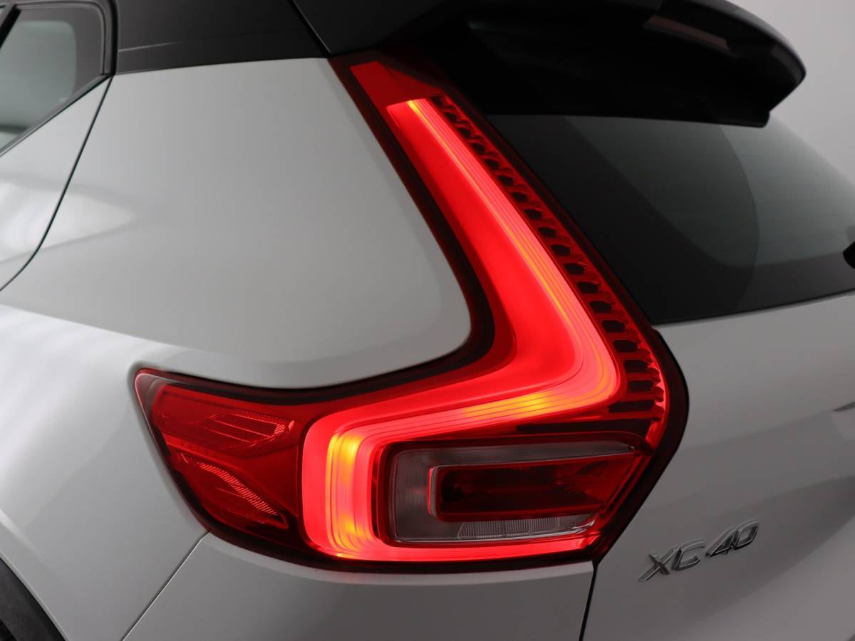 Volvo XC40 Volvo XC40 1.5 T2 R-Design (NL-Auto / Pano / Elek. trekhaak / 360 Camera / H&K / Navi / ACC)