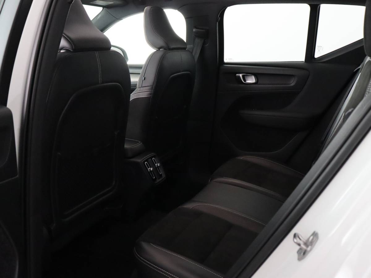 Volvo XC40 Volvo XC40 1.5 T2 R-Design (NL-Auto / Pano / Elek. trekhaak / 360 Camera / H&K / Navi / ACC)