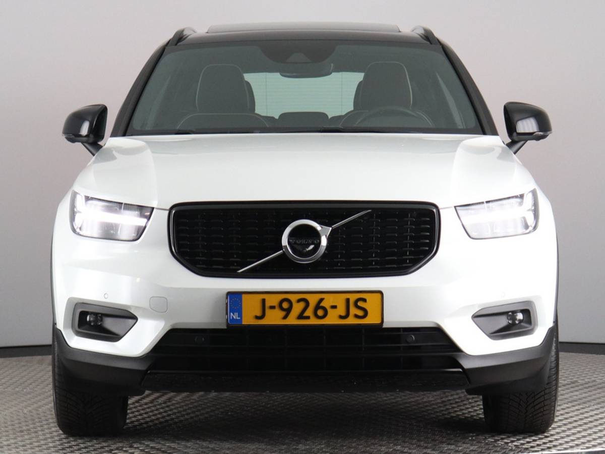 Volvo XC40 Volvo XC40 1.5 T2 R-Design (NL-Auto / Pano / Elek. trekhaak / 360 Camera / H&K / Navi / ACC)
