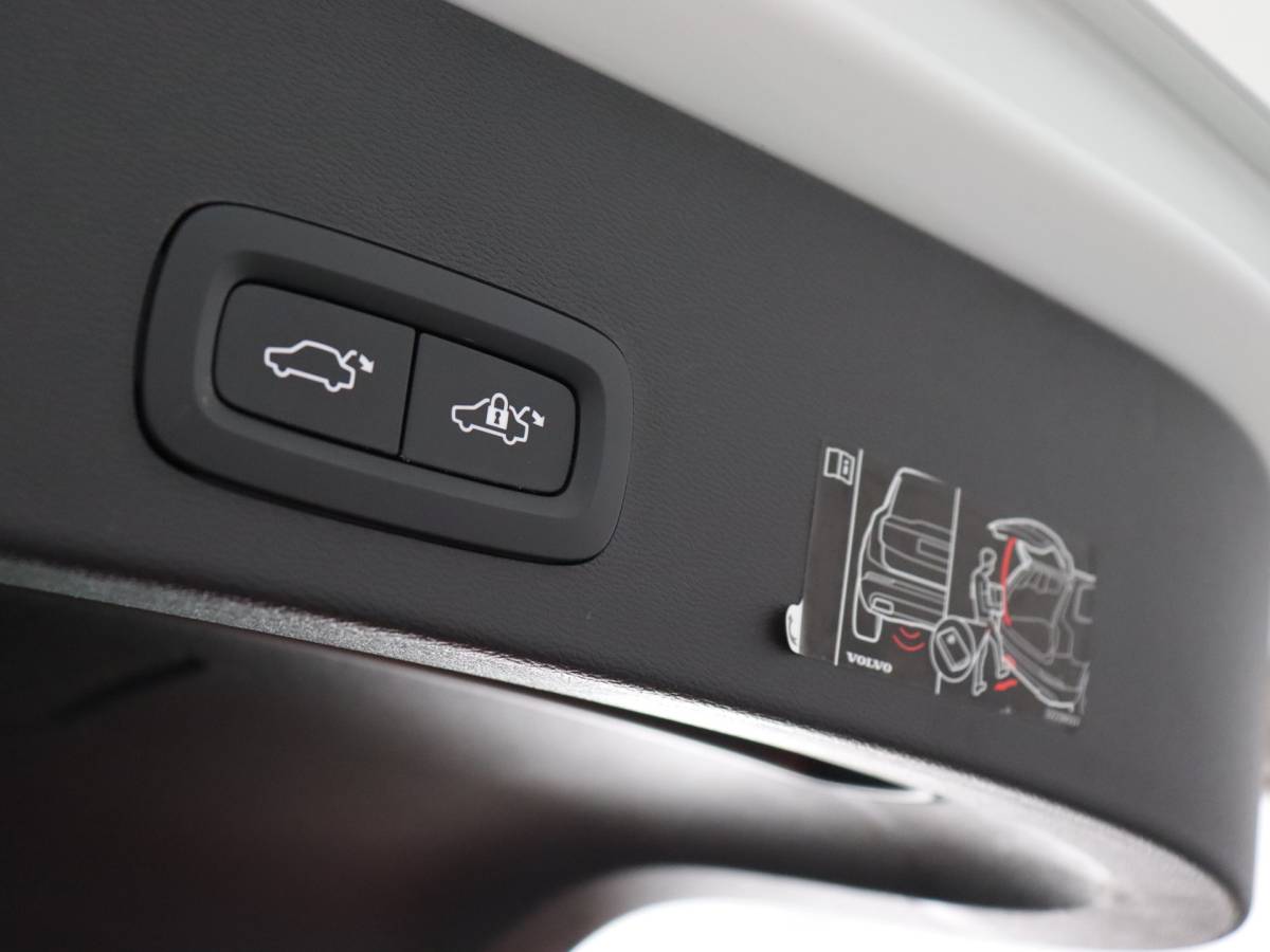 Volvo XC40 Volvo XC40 1.5 T2 R-Design (NL-Auto / Pano / Elek. trekhaak / 360 Camera / H&K / Navi / ACC)