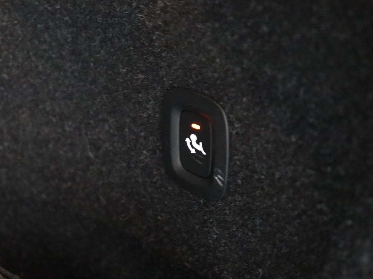 Volvo XC40 Volvo XC40 1.5 T2 R-Design (NL-Auto / Pano / Elek. trekhaak / 360 Camera / H&K / Navi / ACC)