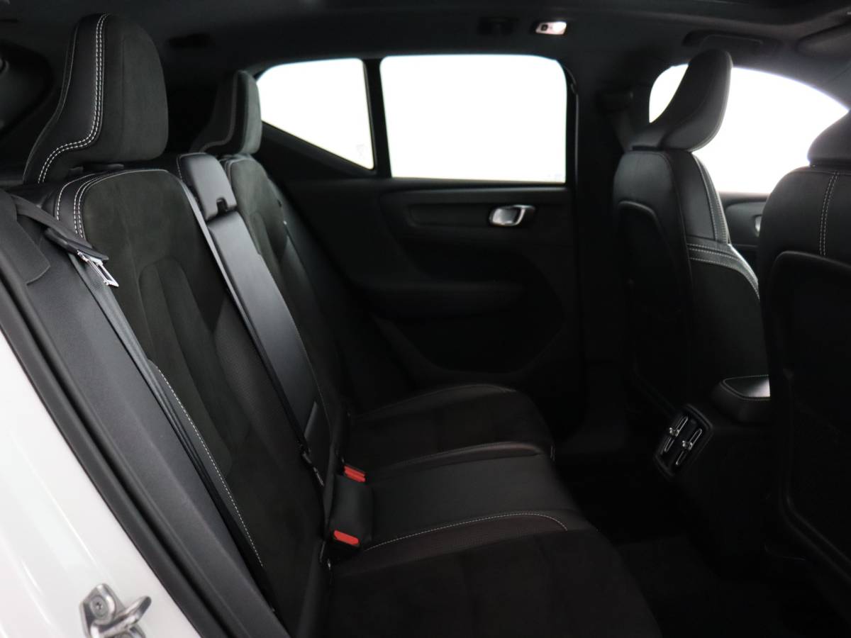 Volvo XC40 Volvo XC40 1.5 T2 R-Design (NL-Auto / Pano / Elek. trekhaak / 360 Camera / H&K / Navi / ACC)
