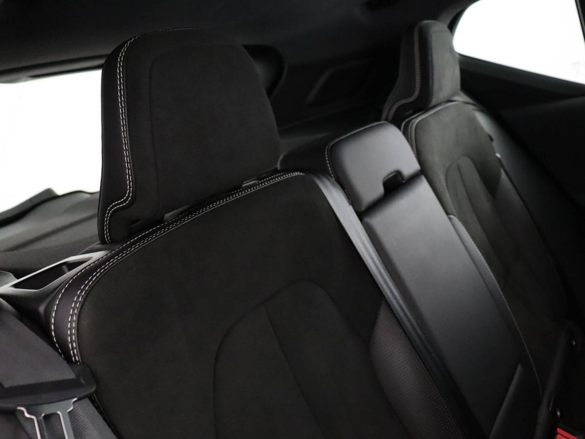 Volvo XC40 Volvo XC40 1.5 T2 R-Design (NL-Auto / Pano / Elek. trekhaak / 360 Camera / H&K / Navi / ACC)