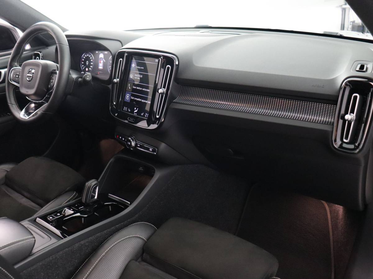 Volvo XC40 Volvo XC40 1.5 T2 R-Design (NL-Auto / Pano / Elek. trekhaak / 360 Camera / H&K / Navi / ACC)