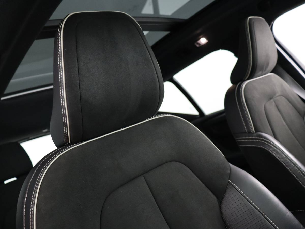 Volvo XC40 Volvo XC40 1.5 T2 R-Design (NL-Auto / Pano / Elek. trekhaak / 360 Camera / H&K / Navi / ACC)