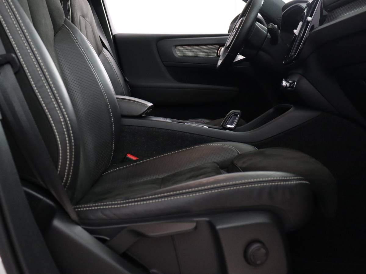 Volvo XC40 Volvo XC40 1.5 T2 R-Design (NL-Auto / Pano / Elek. trekhaak / 360 Camera / H&K / Navi / ACC)