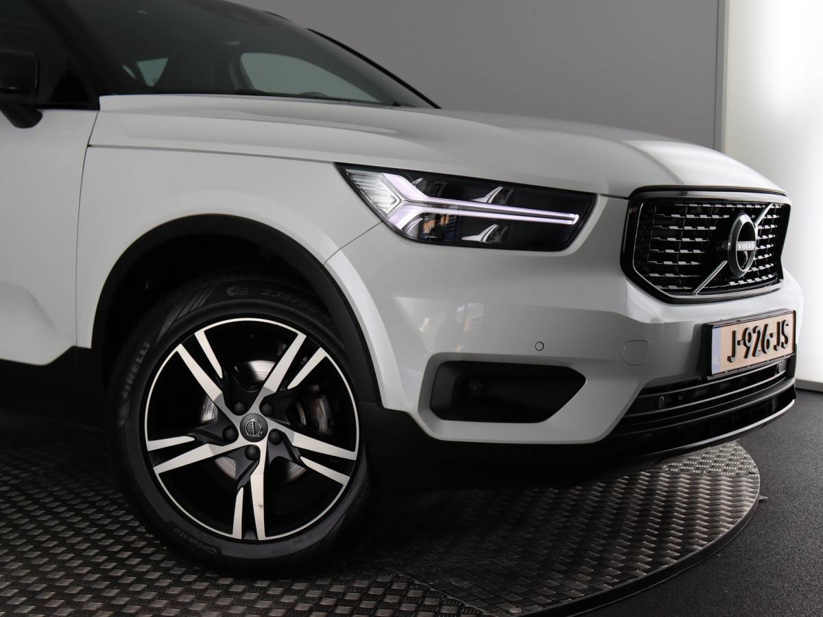 Volvo XC40 Volvo XC40 1.5 T2 R-Design (NL-Auto / Pano / Elek. trekhaak / 360 Camera / H&K / Navi / ACC)