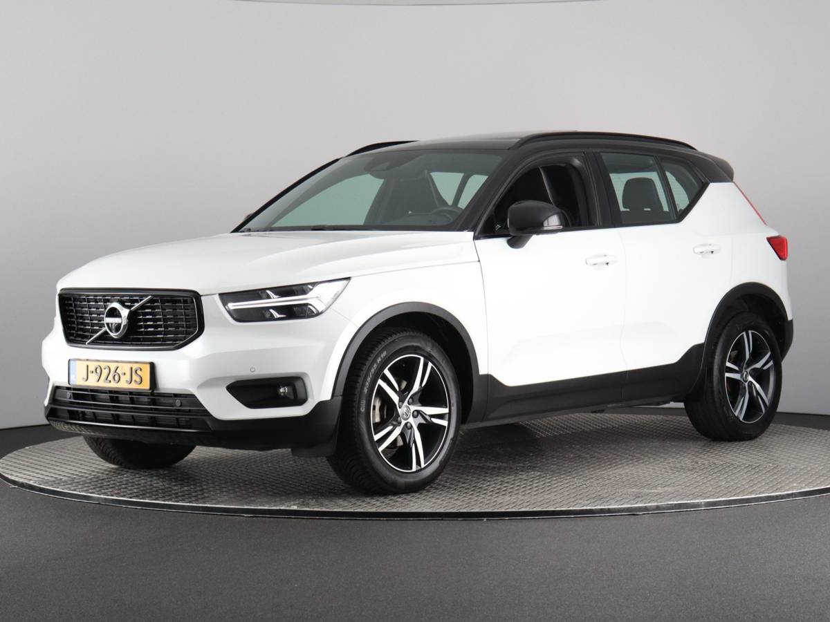 Volvo XC40 Volvo XC40 1.5 T2 R-Design (NL-Auto / Pano / Elek. trekhaak / 360 Camera / H&K / Navi / ACC)
