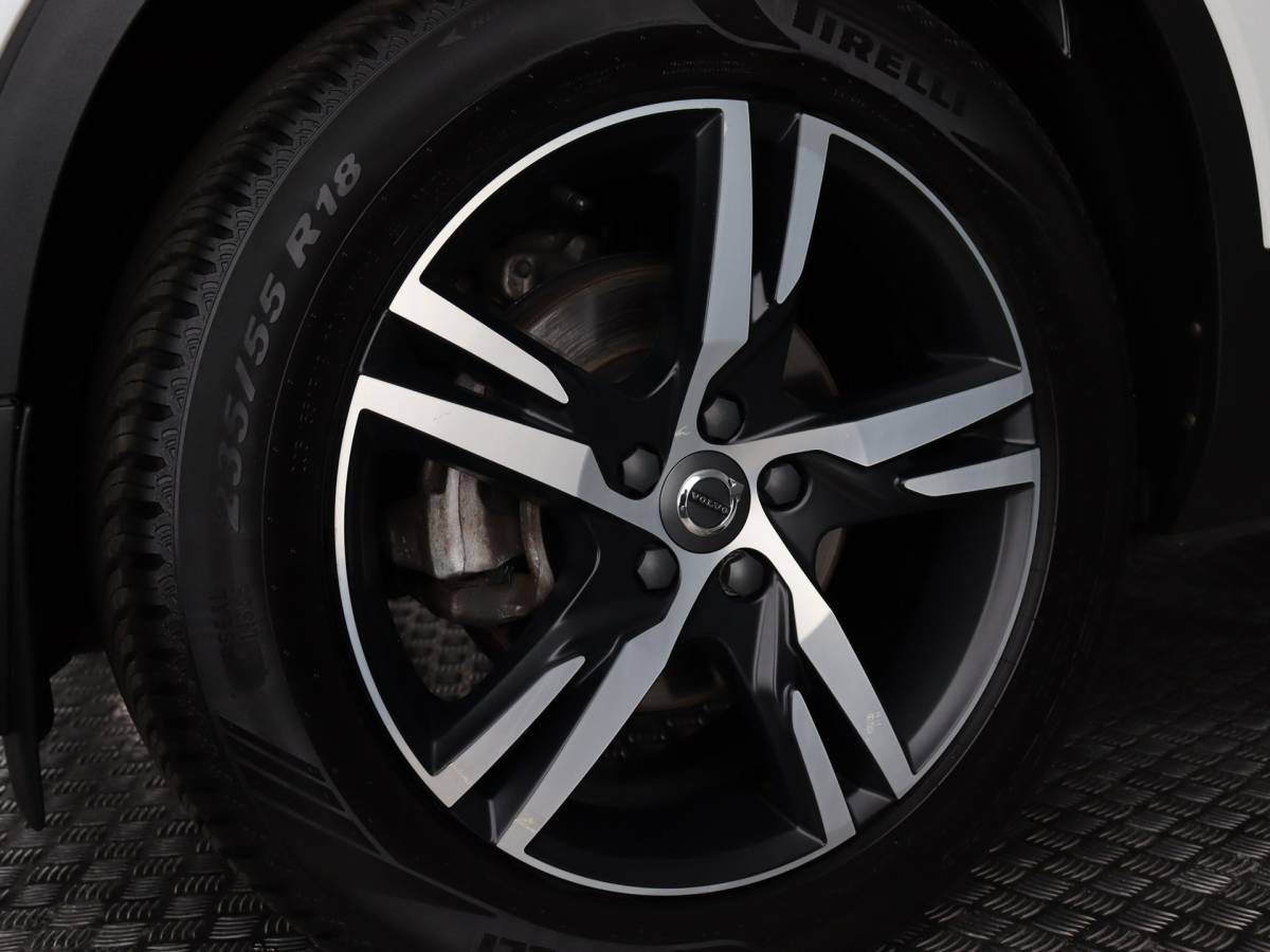Volvo XC40 Volvo XC40 1.5 T2 R-Design (NL-Auto / Pano / Elek. trekhaak / 360 Camera / H&K / Navi / ACC)