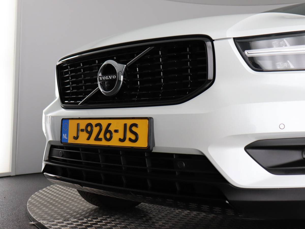 Volvo XC40 Volvo XC40 1.5 T2 R-Design (NL-Auto / Pano / Elek. trekhaak / 360 Camera / H&K / Navi / ACC)