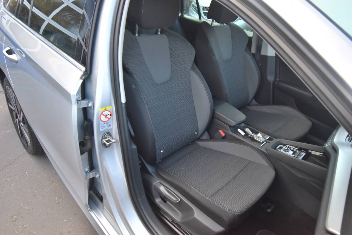 Škoda Octavia ŠKODA Octavia Combi 1.4 TSI iV PHEV Business Edition , VIRTUAL COCKPIT , LED KOPL , A UITRIJ CAM , LMV18 , PDC V+A ,