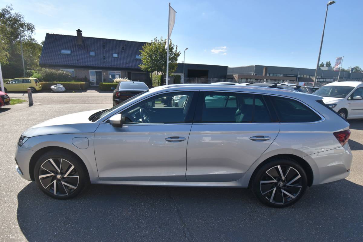 Škoda Octavia ŠKODA Octavia Combi 1.4 TSI iV PHEV Business Edition , VIRTUAL COCKPIT , LED KOPL , A UITRIJ CAM , LMV18 , PDC V+A ,