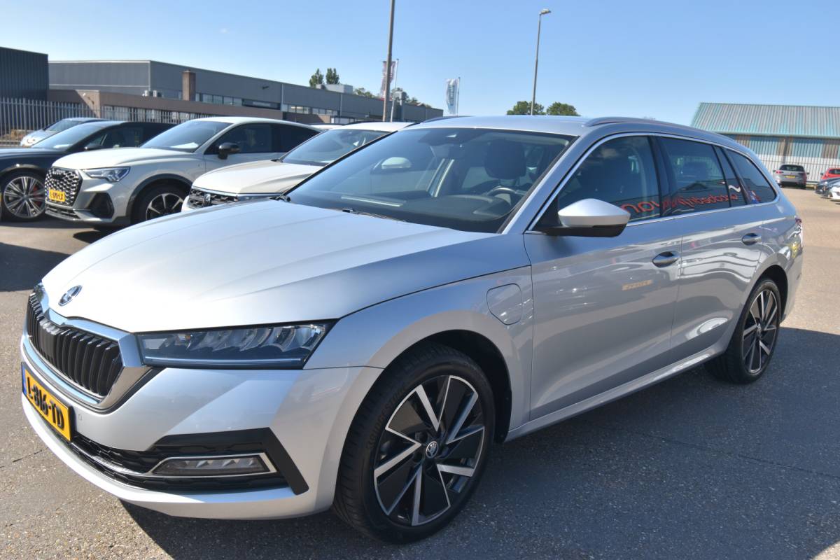 Škoda Octavia ŠKODA Octavia Combi 1.4 TSI iV PHEV Business Edition , VIRTUAL COCKPIT , LED KOPL , A UITRIJ CAM , LMV18 , PDC V+A ,