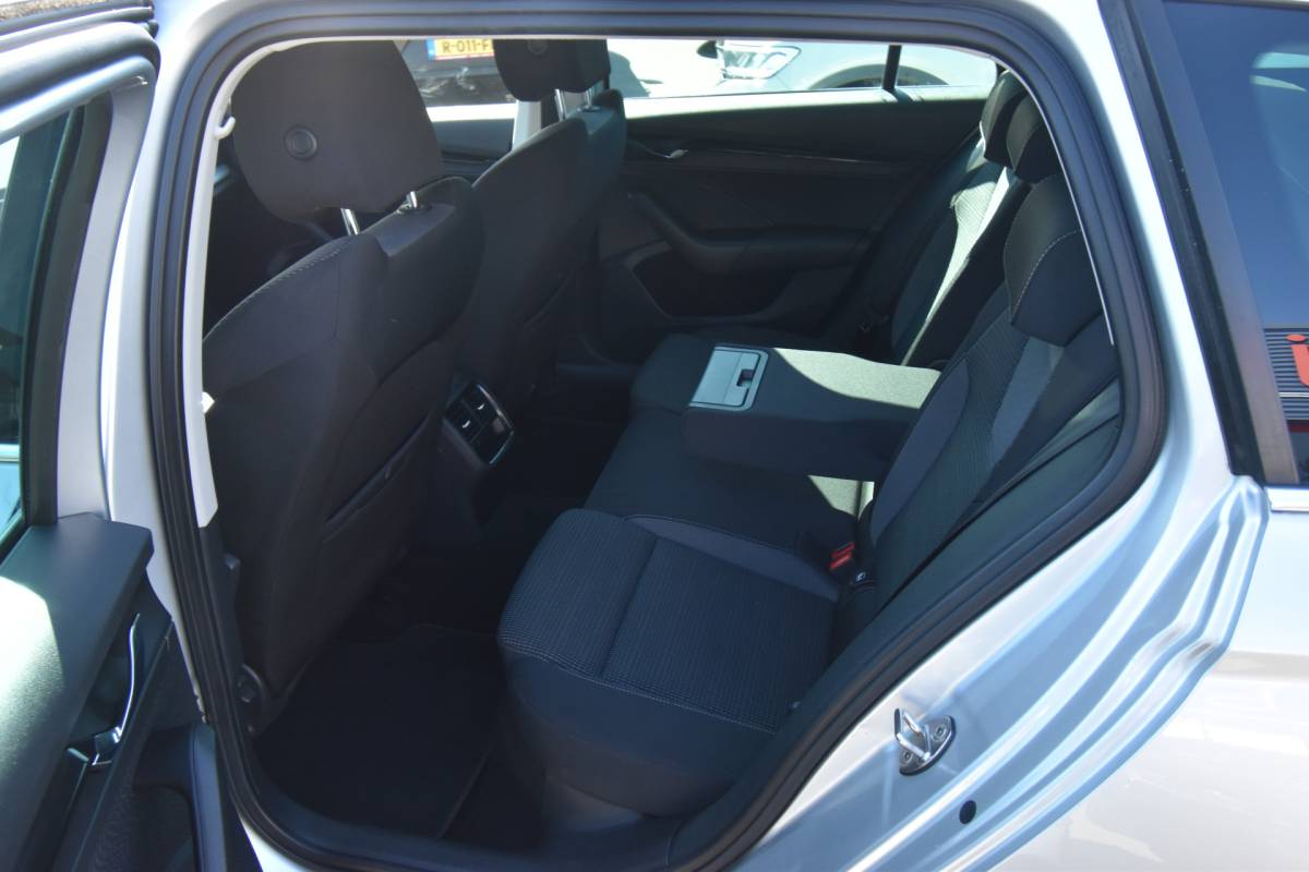 Škoda Octavia ŠKODA Octavia Combi 1.4 TSI iV PHEV Business Edition , VIRTUAL COCKPIT , LED KOPL , A UITRIJ CAM , LMV18 , PDC V+A ,