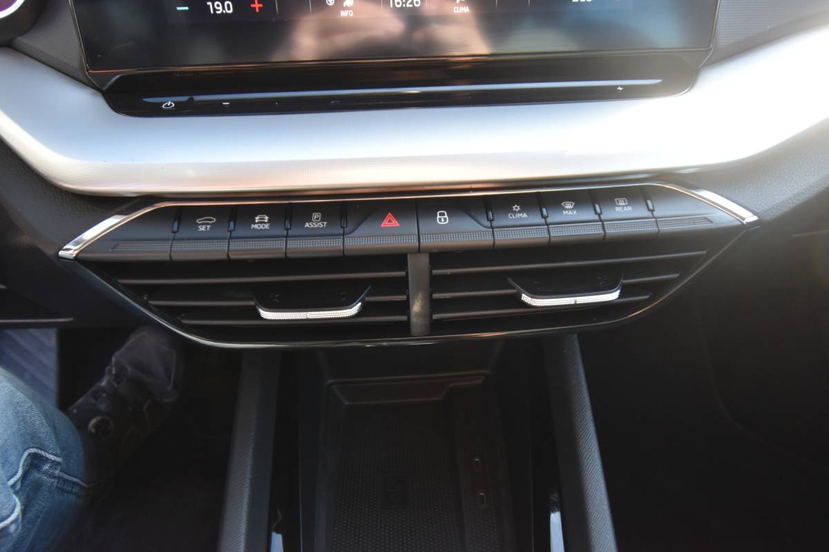 Škoda Octavia ŠKODA Octavia Combi 1.4 TSI iV PHEV Business Edition , VIRTUAL COCKPIT , LED KOPL , A UITRIJ CAM , LMV18 , PDC V+A ,