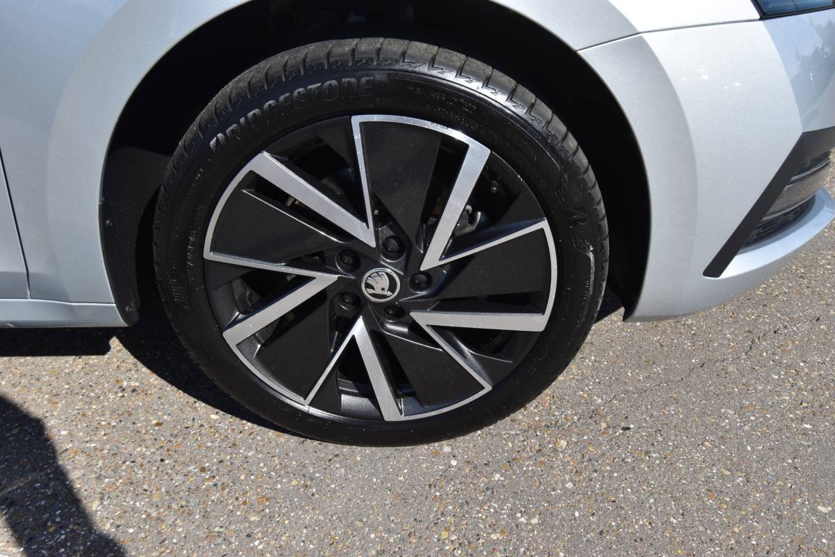 Škoda Octavia ŠKODA Octavia Combi 1.4 TSI iV PHEV Business Edition , VIRTUAL COCKPIT , LED KOPL , A UITRIJ CAM , LMV18 , PDC V+A ,