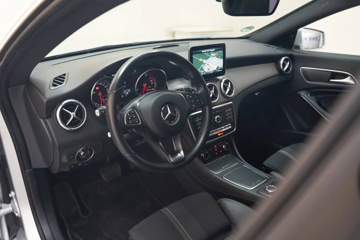 Mercedes-Benz CLA Mercedes-Benz CLA-Klasse SHOOTING BRAKE 180 Lease edition Plus Aut. [ Pano Cruise/Climate Control ]