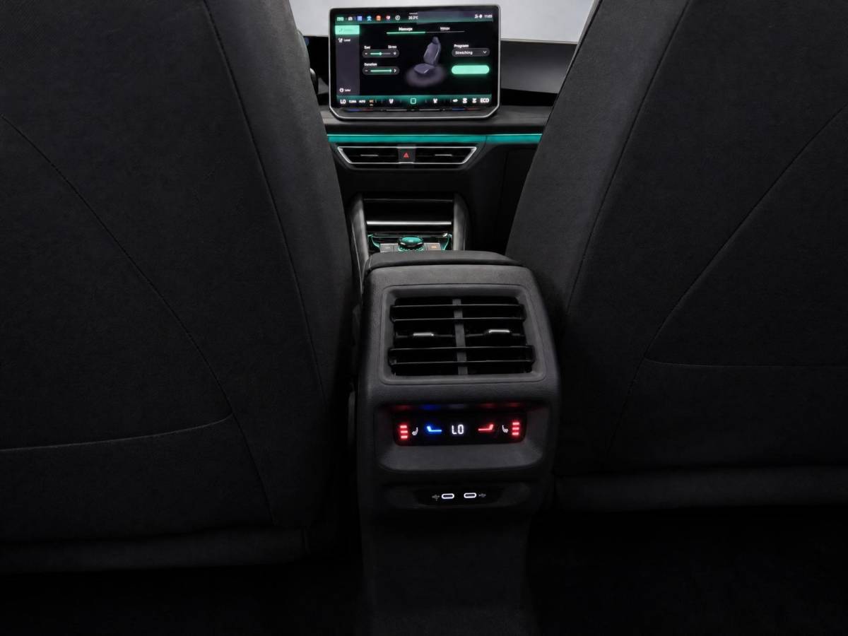Volkswagen Tiguan Volkswagen Tiguan 1.5 272pk DSG eHybrid R-Line Edition · Panoramadak · Wegklapbare Trekhaak · Leder · Harman Kardon · 360 Camera · Stoel ventilatie · Massage · 20” Inch · Garantie t/m 04-09-2030 of 100.000km
