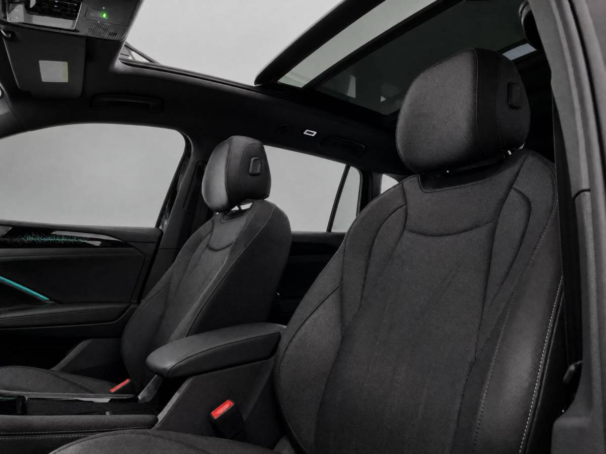 Volkswagen Tiguan Volkswagen Tiguan 1.5 272pk DSG eHybrid R-Line Edition · Panoramadak · Wegklapbare Trekhaak · Leder · Harman Kardon · 360 Camera · Stoel ventilatie · Massage · 20” Inch · Garantie t/m 04-09-2030 of 100.000km