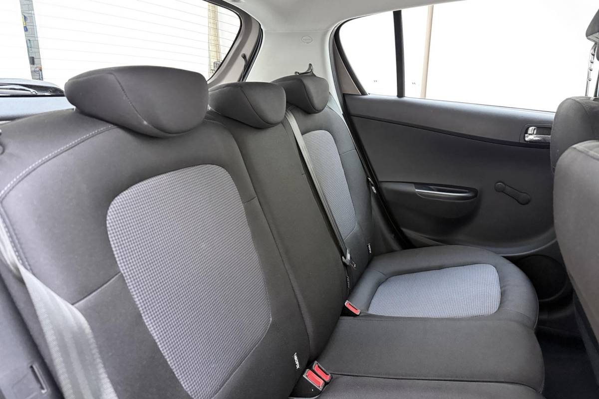 Hyundai i20 Hyundai i20 1.2i i-Motion 85pk | 5 Deurs | Airco | Lichtmetalen Velgen | Audio | Weinig Kilometers