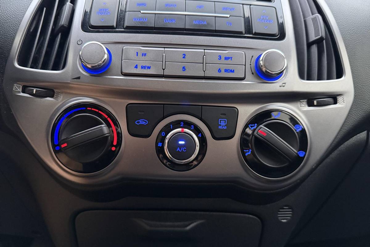 Hyundai i20 Hyundai i20 1.2i i-Motion 85pk | 5 Deurs | Airco | Lichtmetalen Velgen | Audio | Weinig Kilometers
