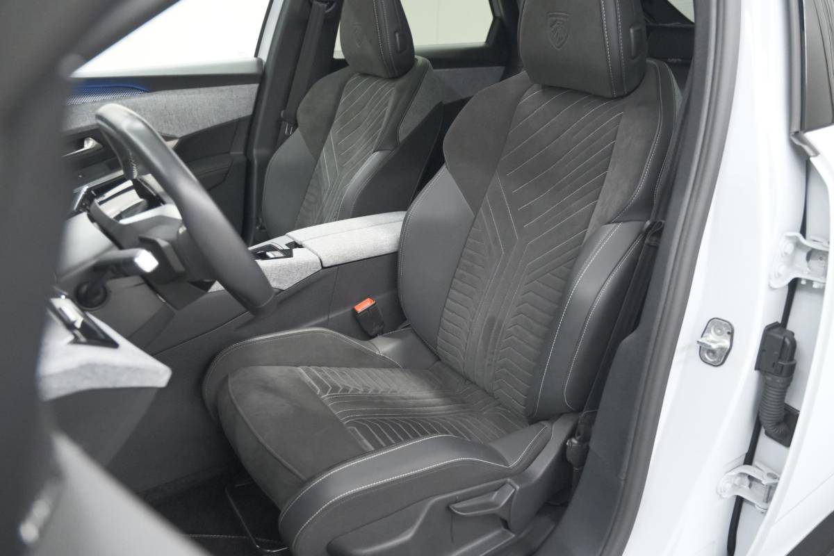 Peugeot 3008 Peugeot 3008 1.2 Hybrid 136 GT | Panoramadak | FOCAL Audio | Alcantara Executive Pakket | 360 Camera | Adaptieve Cruise Control