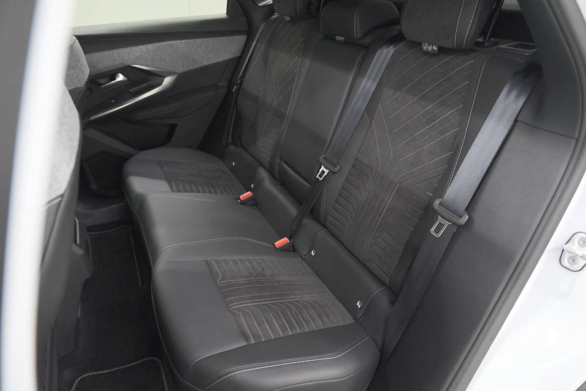 Peugeot 3008 Peugeot 3008 1.2 Hybrid 136 GT | Panoramadak | FOCAL Audio | Alcantara Executive Pakket | 360 Camera | Adaptieve Cruise Control