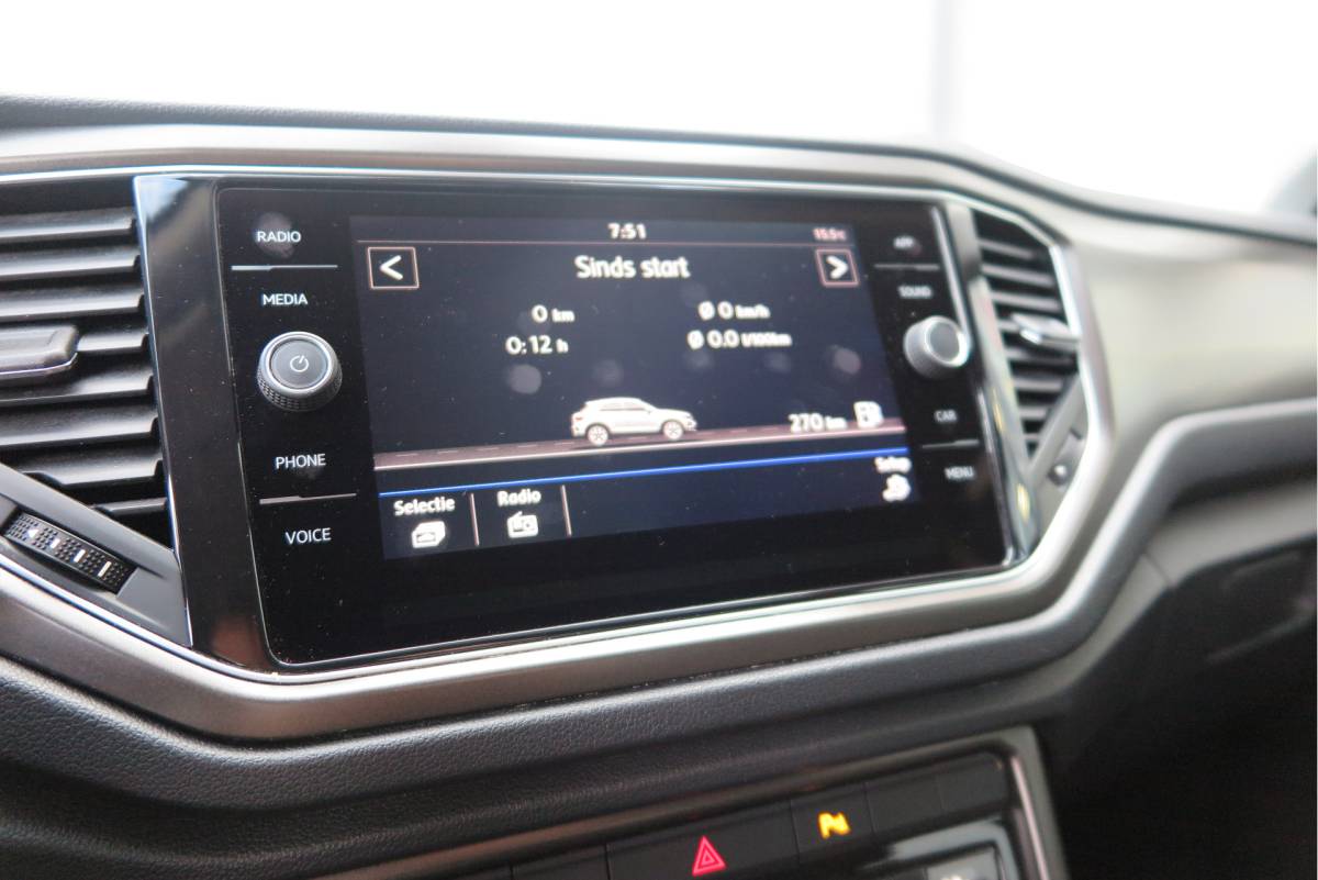 Volkswagen T-Roc Volkswagen T-Roc 1.0 TSI 85kw 116pk Style Led, Virtual Cockpit, LMV, Camera , Trekhaak afneembaar, DAB+ ,Navigatie via Carplay, PDC etc.