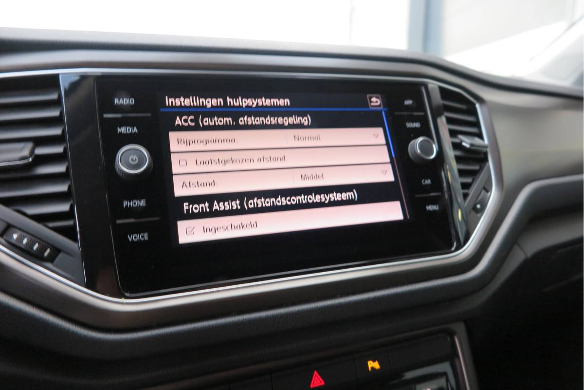 Volkswagen T-Roc Volkswagen T-Roc 1.0 TSI 85kw 116pk Style Led, Virtual Cockpit, LMV, Camera , Trekhaak afneembaar, DAB+ ,Navigatie via Carplay, PDC etc.