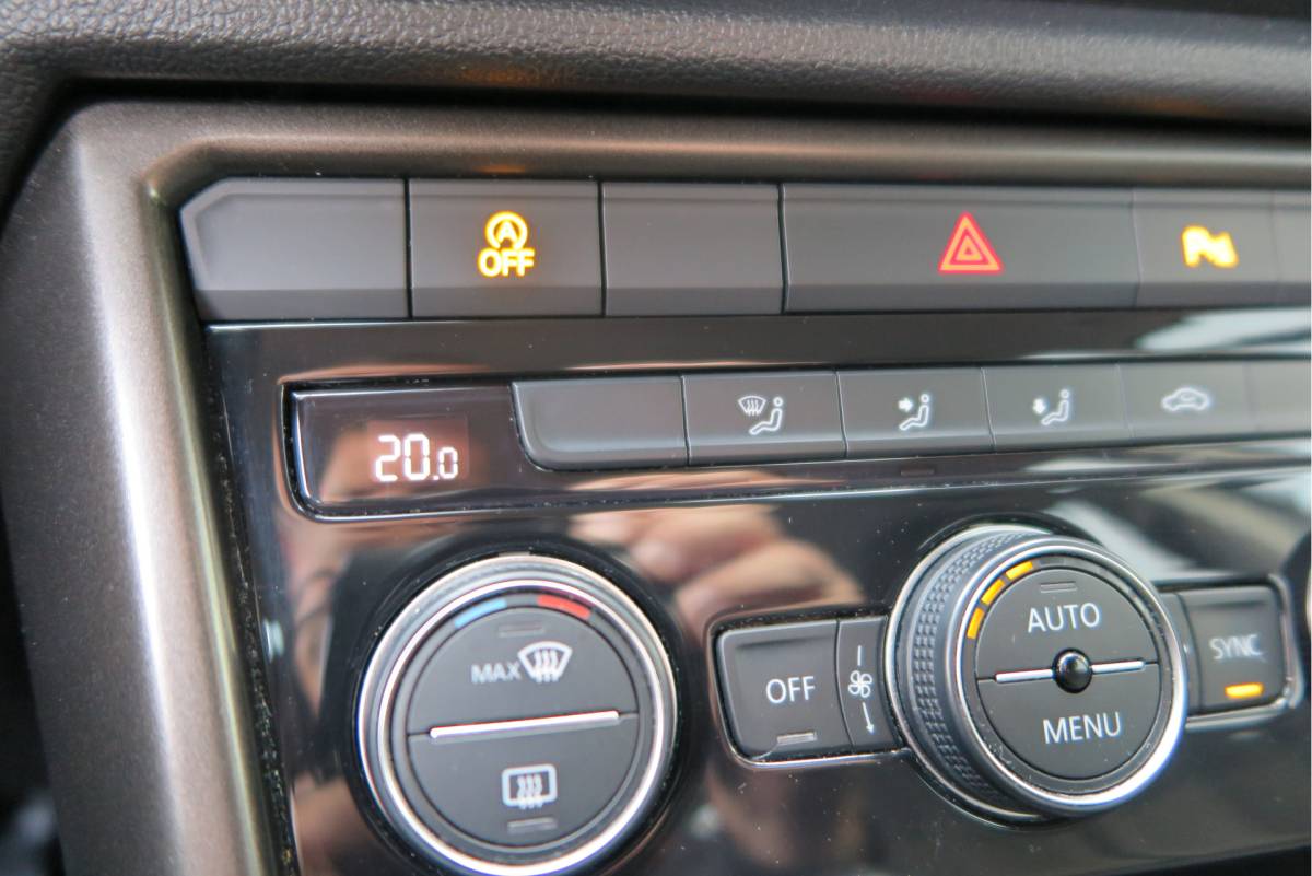 Volkswagen T-Roc Volkswagen T-Roc 1.0 TSI 85kw 116pk Style Led, Virtual Cockpit, LMV, Camera , Trekhaak afneembaar, DAB+ ,Navigatie via Carplay, PDC etc.