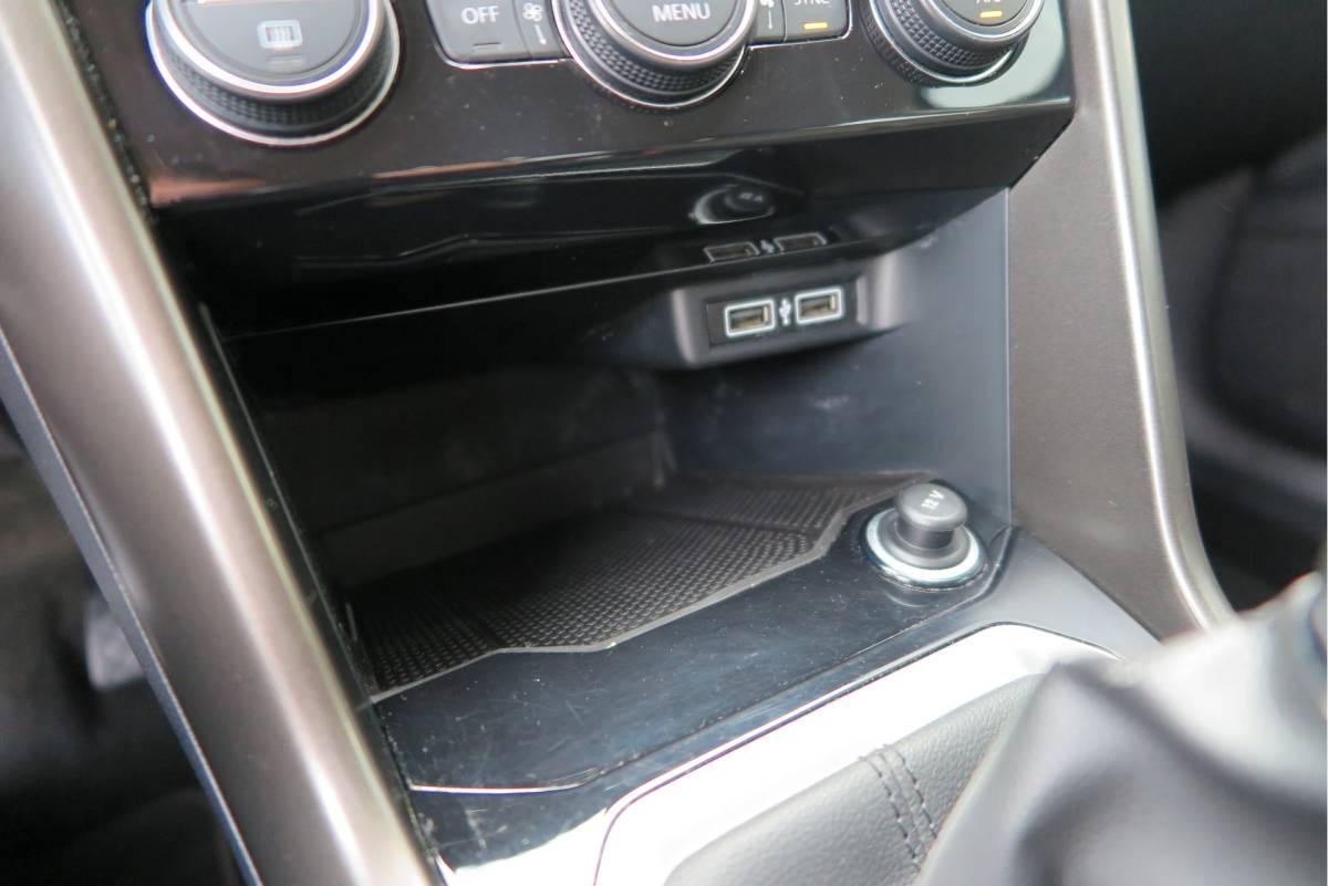 Volkswagen T-Roc Volkswagen T-Roc 1.0 TSI 85kw 116pk Style Led, Virtual Cockpit, LMV, Camera , Trekhaak afneembaar, DAB+ ,Navigatie via Carplay, PDC etc.