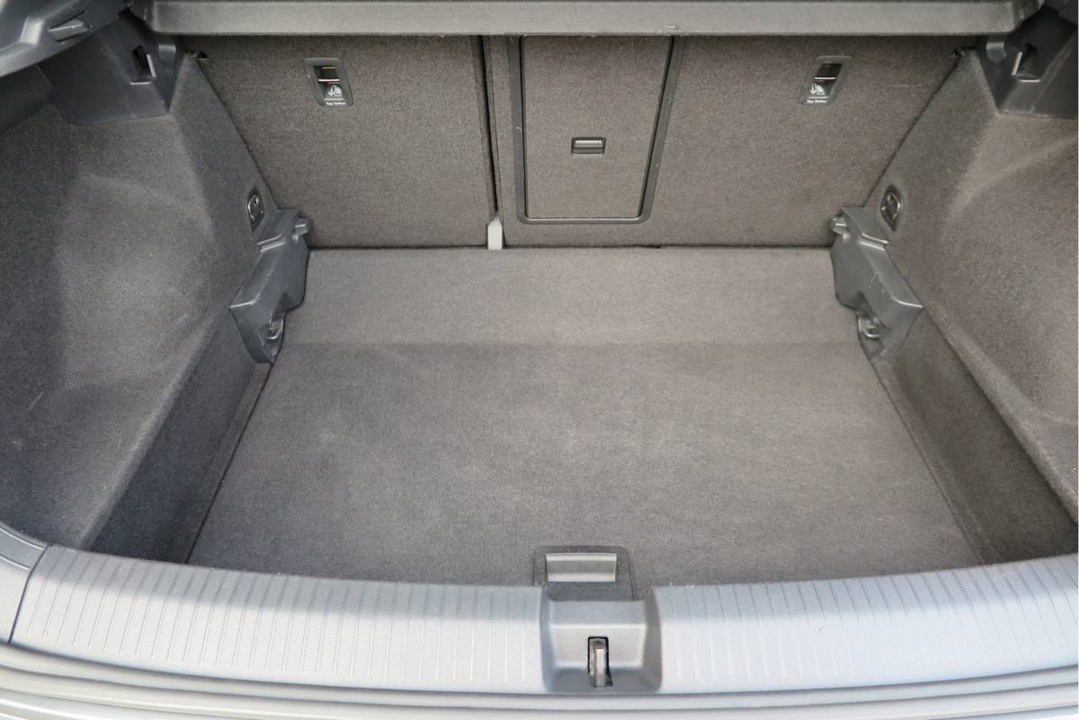 Volkswagen T-Roc Volkswagen T-Roc 1.0 TSI 85kw 116pk Style Led, Virtual Cockpit, LMV, Camera , Trekhaak afneembaar, DAB+ ,Navigatie via Carplay, PDC etc.