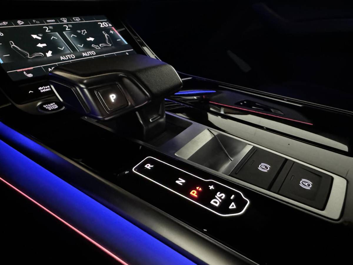 Audi Q8 Audi Q8 55 TFSI e quattro S-line Pano Sfeer Luchtver. Trekh.