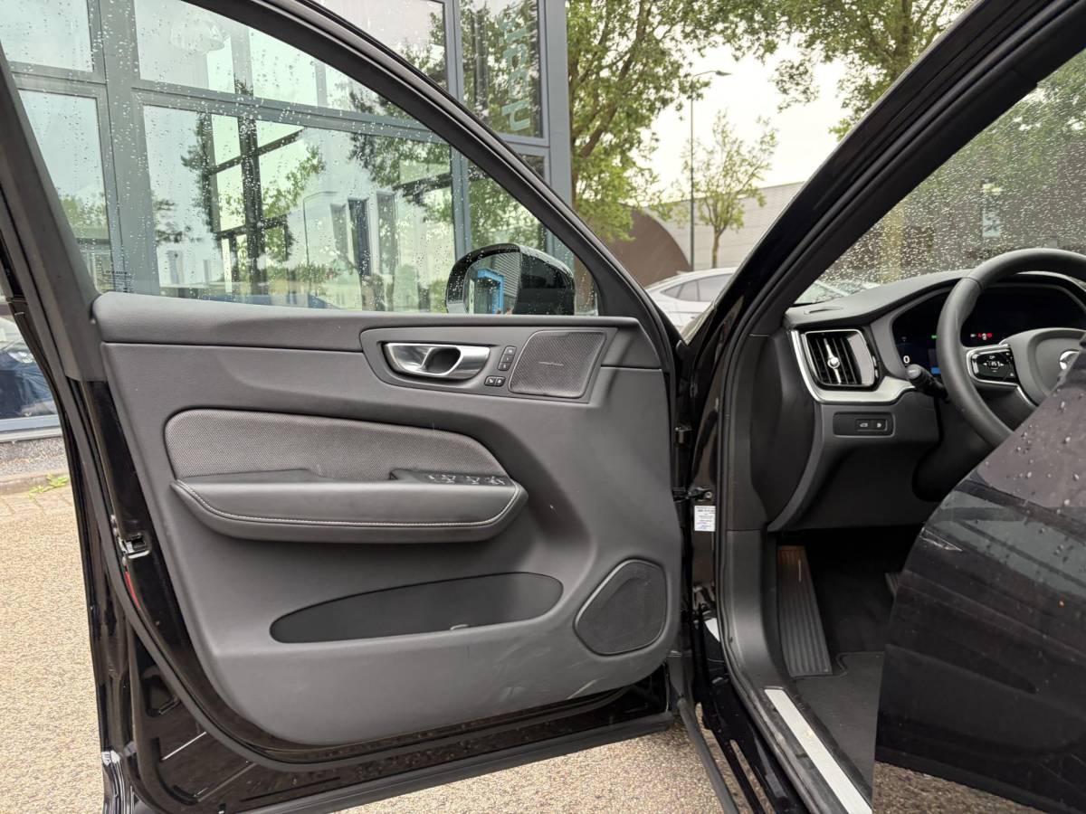 Volvo XC60 Volvo XC60 2.0 T6 Plug-in hybrid AWD Ultra Black Edition BTW| HARMAN KARDON| ELEKTRISCHE TREKHAAK| HUD| 360 CAM|  ELEKTRISCHE STOELEN MET MEMORY| PANORAMADAK| ACHTERBANK VERWARMD| STOEL + STUURVERWARMING|