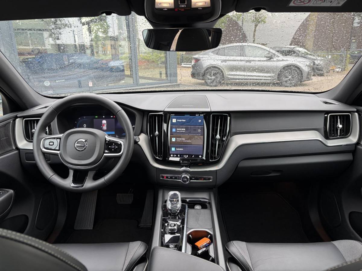 Volvo XC60 Volvo XC60 2.0 T6 Plug-in hybrid AWD Ultra Black Edition BTW| HARMAN KARDON| ELEKTRISCHE TREKHAAK| HUD| 360 CAM|  ELEKTRISCHE STOELEN MET MEMORY| PANORAMADAK| ACHTERBANK VERWARMD| STOEL + STUURVERWARMING|