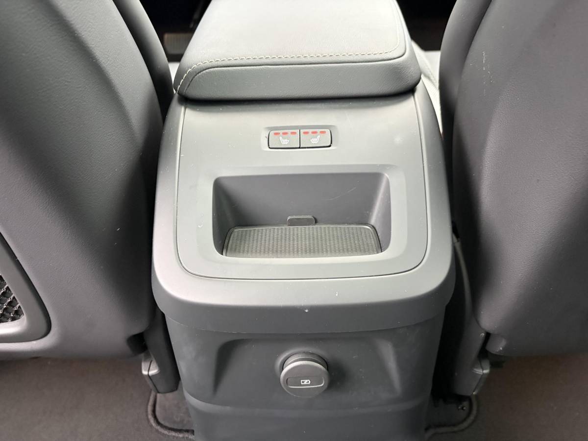 Volvo XC60 Volvo XC60 2.0 T6 Plug-in hybrid AWD Ultra Black Edition BTW| HARMAN KARDON| ELEKTRISCHE TREKHAAK| HUD| 360 CAM|  ELEKTRISCHE STOELEN MET MEMORY| PANORAMADAK| ACHTERBANK VERWARMD| STOEL + STUURVERWARMING|