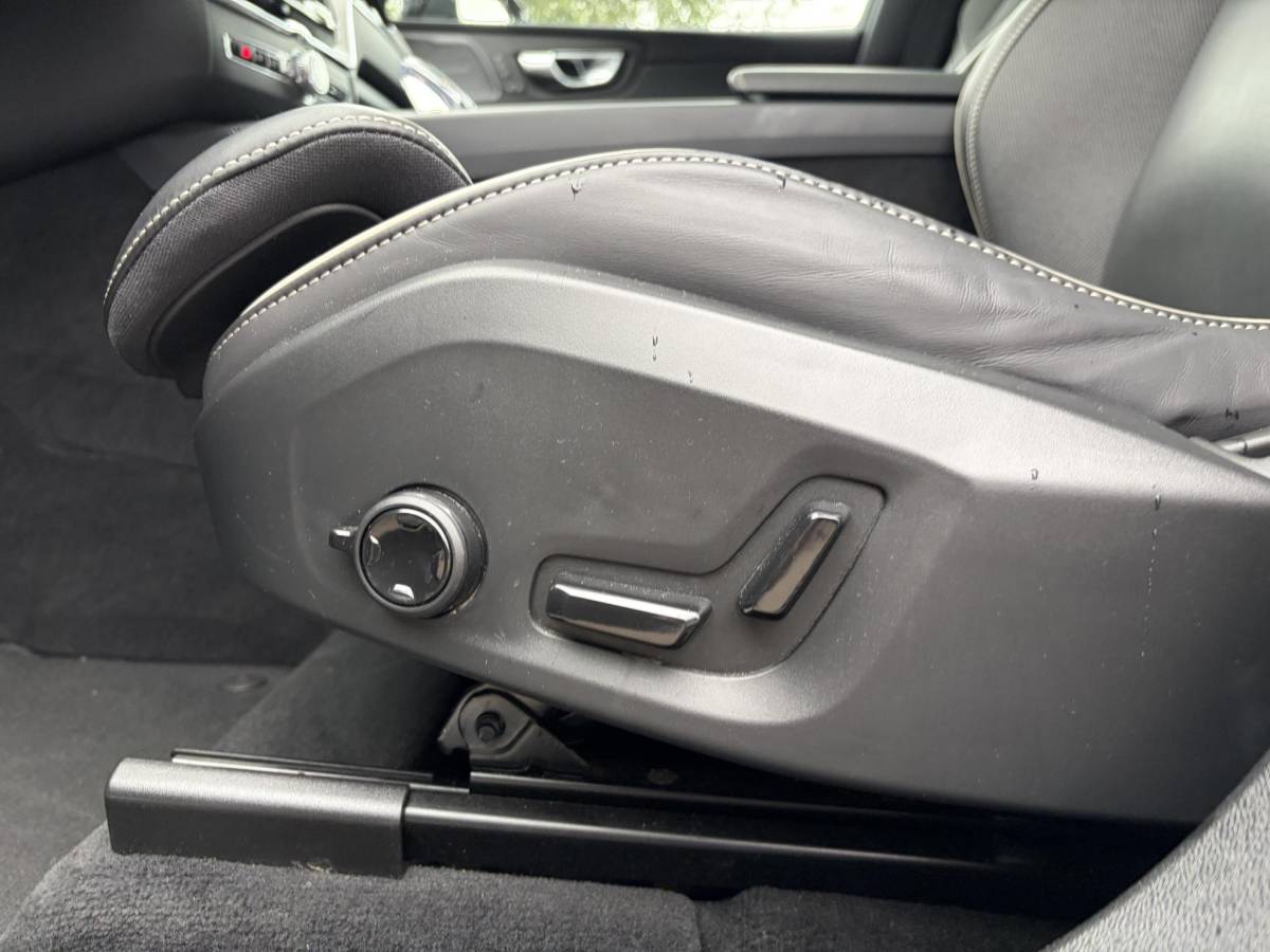 Volvo XC60 Volvo XC60 2.0 T6 Plug-in hybrid AWD Ultra Black Edition BTW| HARMAN KARDON| ELEKTRISCHE TREKHAAK| HUD| 360 CAM|  ELEKTRISCHE STOELEN MET MEMORY| PANORAMADAK| ACHTERBANK VERWARMD| STOEL + STUURVERWARMING|