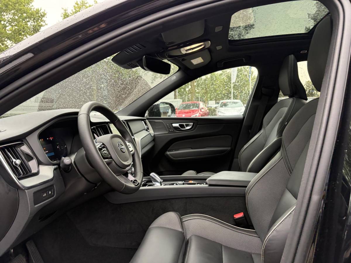 Volvo XC60 Volvo XC60 2.0 T6 Plug-in hybrid AWD Ultra Black Edition BTW| HARMAN KARDON| ELEKTRISCHE TREKHAAK| HUD| 360 CAM|  ELEKTRISCHE STOELEN MET MEMORY| PANORAMADAK| ACHTERBANK VERWARMD| STOEL + STUURVERWARMING|