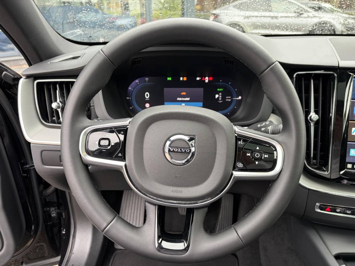 Volvo XC60 Volvo XC60 2.0 T6 Plug-in hybrid AWD Ultra Black Edition BTW| HARMAN KARDON| ELEKTRISCHE TREKHAAK| HUD| 360 CAM|  ELEKTRISCHE STOELEN MET MEMORY| PANORAMADAK| ACHTERBANK VERWARMD| STOEL + STUURVERWARMING|