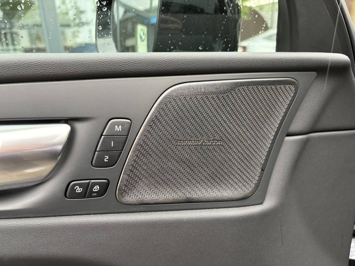 Volvo XC60 Volvo XC60 2.0 T6 Plug-in hybrid AWD Ultra Black Edition BTW| HARMAN KARDON| ELEKTRISCHE TREKHAAK| HUD| 360 CAM|  ELEKTRISCHE STOELEN MET MEMORY| PANORAMADAK| ACHTERBANK VERWARMD| STOEL + STUURVERWARMING|