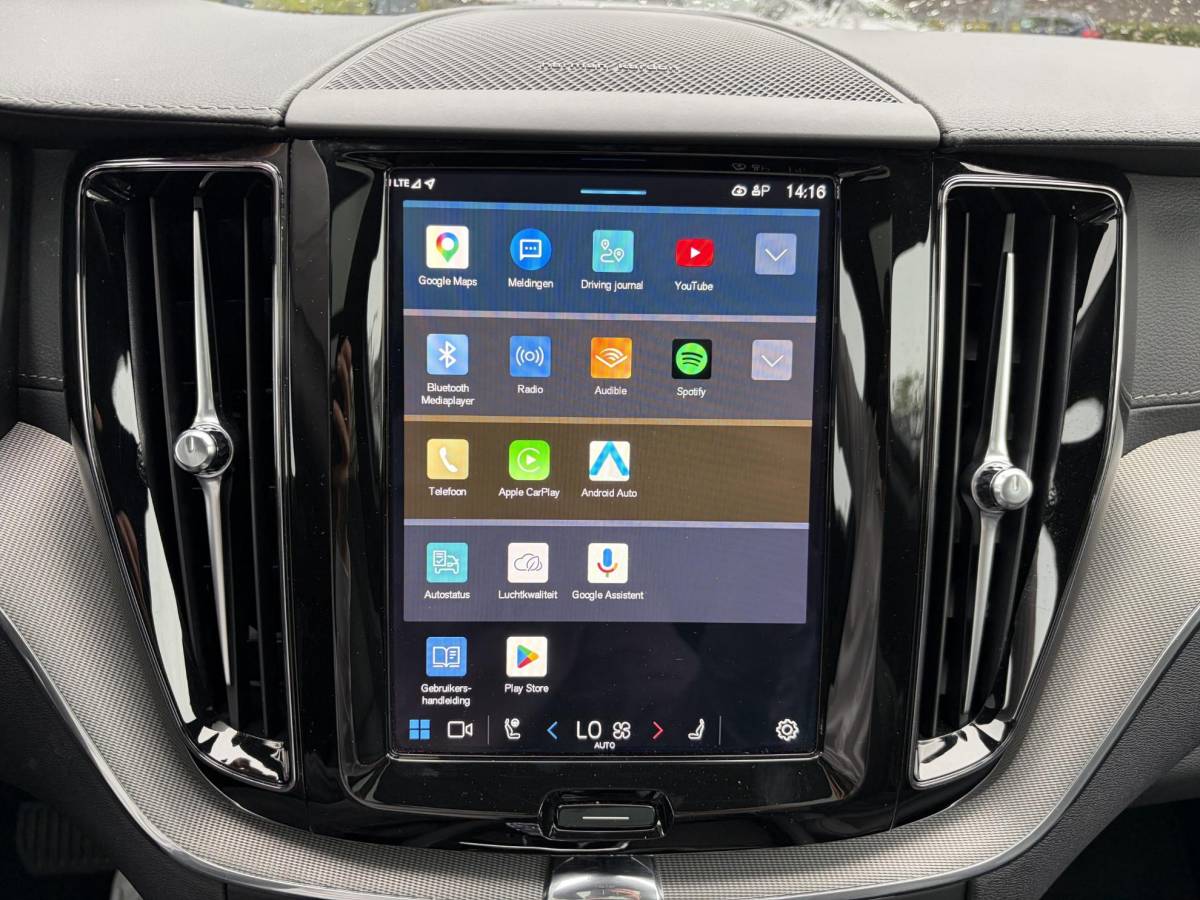 Volvo XC60 Volvo XC60 2.0 T6 Plug-in hybrid AWD Ultra Black Edition BTW| HARMAN KARDON| ELEKTRISCHE TREKHAAK| HUD| 360 CAM|  ELEKTRISCHE STOELEN MET MEMORY| PANORAMADAK| ACHTERBANK VERWARMD| STOEL + STUURVERWARMING|