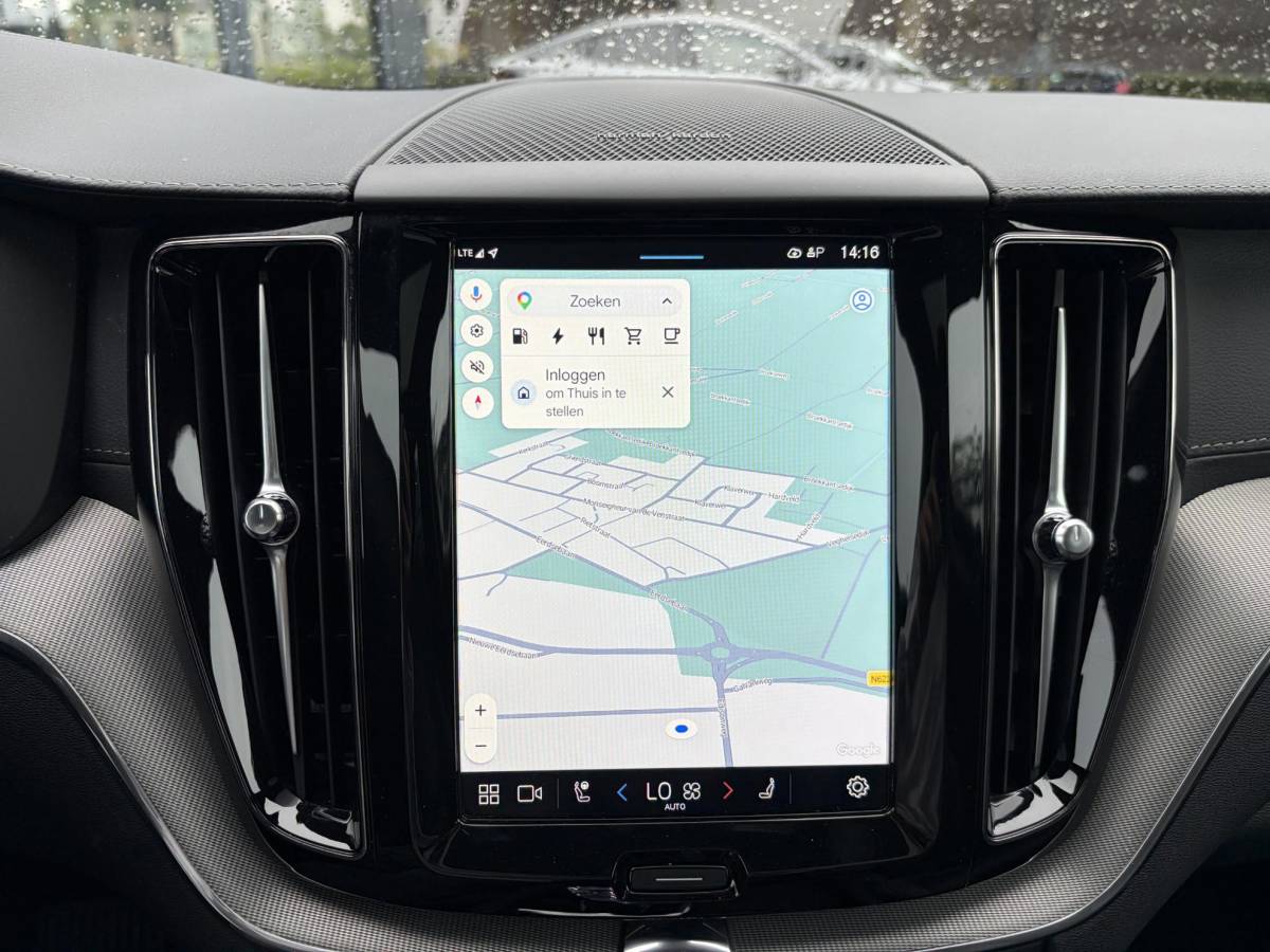 Volvo XC60 Volvo XC60 2.0 T6 Plug-in hybrid AWD Ultra Black Edition BTW| HARMAN KARDON| ELEKTRISCHE TREKHAAK| HUD| 360 CAM|  ELEKTRISCHE STOELEN MET MEMORY| PANORAMADAK| ACHTERBANK VERWARMD| STOEL + STUURVERWARMING|