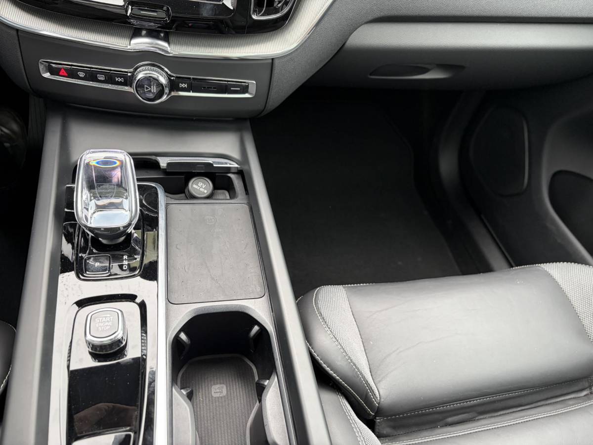 Volvo XC60 Volvo XC60 2.0 T6 Plug-in hybrid AWD Ultra Black Edition BTW| HARMAN KARDON| ELEKTRISCHE TREKHAAK| HUD| 360 CAM|  ELEKTRISCHE STOELEN MET MEMORY| PANORAMADAK| ACHTERBANK VERWARMD| STOEL + STUURVERWARMING|