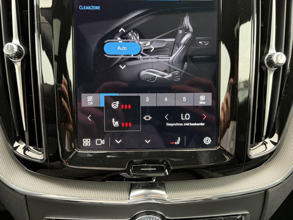 Volvo XC60 Volvo XC60 2.0 T6 Plug-in hybrid AWD Ultra Black Edition BTW| HARMAN KARDON| ELEKTRISCHE TREKHAAK| HUD| 360 CAM|  ELEKTRISCHE STOELEN MET MEMORY| PANORAMADAK| ACHTERBANK VERWARMD| STOEL + STUURVERWARMING|