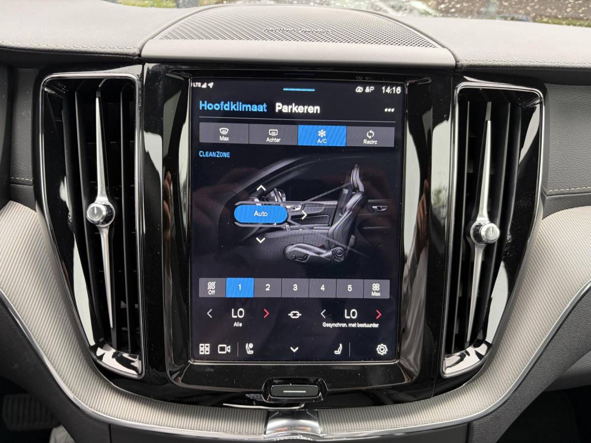 Volvo XC60 Volvo XC60 2.0 T6 Plug-in hybrid AWD Ultra Black Edition BTW| HARMAN KARDON| ELEKTRISCHE TREKHAAK| HUD| 360 CAM|  ELEKTRISCHE STOELEN MET MEMORY| PANORAMADAK| ACHTERBANK VERWARMD| STOEL + STUURVERWARMING|