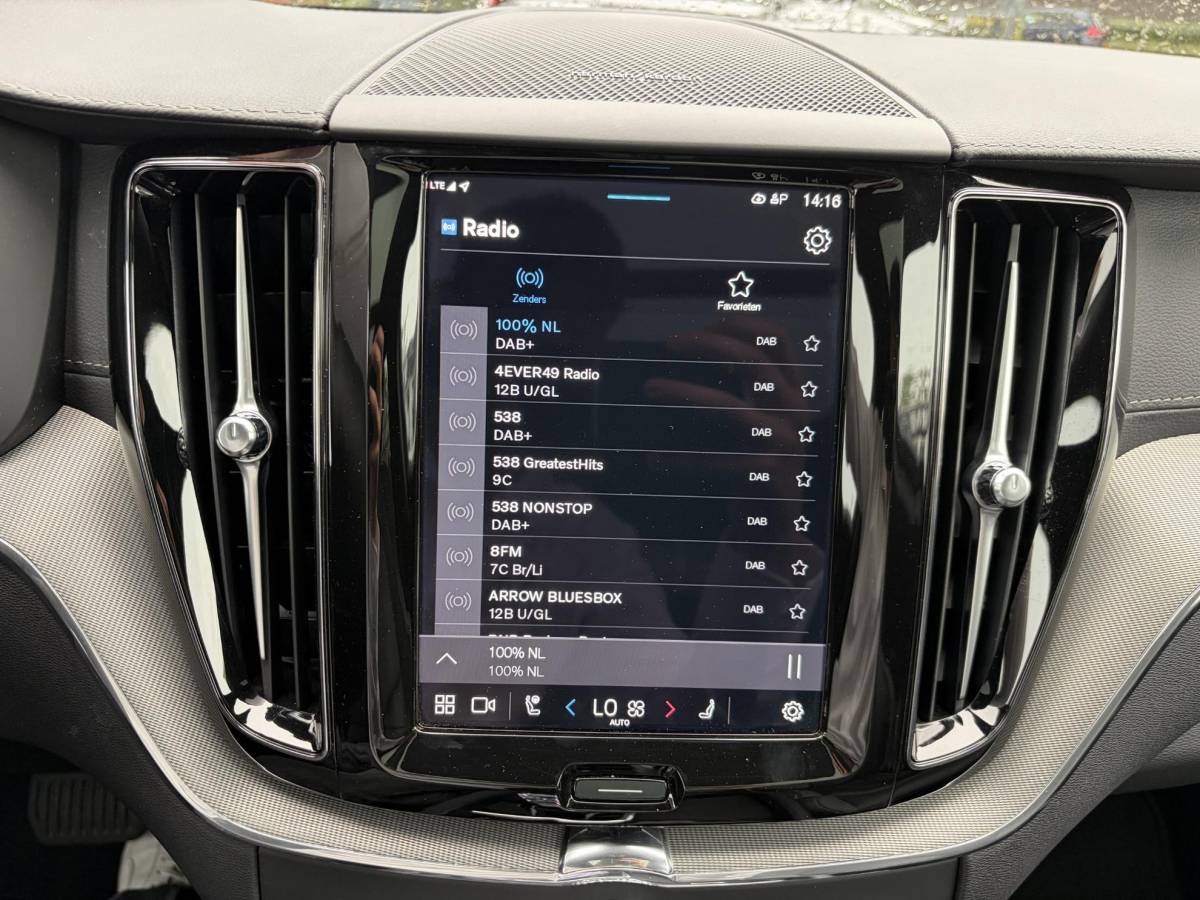 Volvo XC60 Volvo XC60 2.0 T6 Plug-in hybrid AWD Ultra Black Edition BTW| HARMAN KARDON| ELEKTRISCHE TREKHAAK| HUD| 360 CAM|  ELEKTRISCHE STOELEN MET MEMORY| PANORAMADAK| ACHTERBANK VERWARMD| STOEL + STUURVERWARMING|