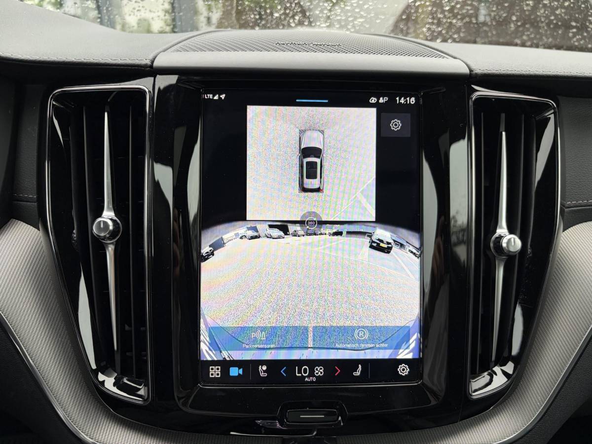Volvo XC60 Volvo XC60 2.0 T6 Plug-in hybrid AWD Ultra Black Edition BTW| HARMAN KARDON| ELEKTRISCHE TREKHAAK| HUD| 360 CAM|  ELEKTRISCHE STOELEN MET MEMORY| PANORAMADAK| ACHTERBANK VERWARMD| STOEL + STUURVERWARMING|